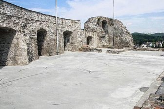 Sanierung der Elsterberger Burgruine abgeschlossen - Die Freifläche der Elsterberger Burgruine ziert nun ein Betonfußboden. Damit sind die Sanierungsarbeiten beendet.
