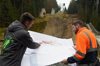 Sanierung der Elsterschanzen mit sportlichem Zeitplan - Clemens Gerstner vom Ski-Team Bad Elster (links) und Benny Heilmann von der Stadtverwaltung haben bei denArbeiten den Überblick.