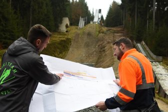 Sanierung der Elsterschanzen mit sportlichem Zeitplan - Clemens Gerstner vom Ski-Team Bad Elster (links) und Benny Heilmann von der Stadtverwaltung haben bei denArbeiten den Überblick.