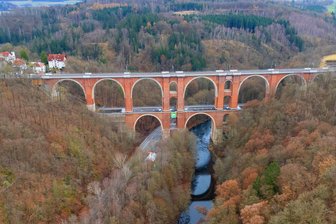 Sanierung der Elstertalbrücke im Vogtland erfolgreich abgeschlossen: „Hier stand zeitweise das größte Gerüst Europas“ - Endlich wieder ohne Gerüst: Die Elstertalbrücke im Vogtland wurde saniert.