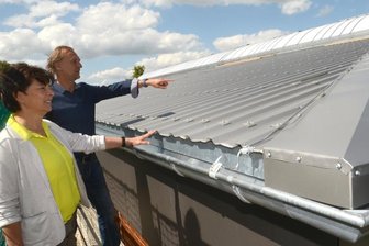 Sanierung der Göltzschtalhalle: Rodewisch zur Halbzeit im Limit - Planer Josef Weininger inspiziert mit Pia Heckel von der Stadtverwaltung Rodewisch das neue Dach der Göltzschtalhalle. Ein Aluminium-Trapezblech-Dach ersetzt die über 25 Jahre alte Abdeckung aus Faserzement. Unter der Blechverkleidung ist eine neue Dämmstoffschicht. Sie soll mit dafür sorgen, dass die Heizkosten der für den Schul- und Vereinssport genutzten Großsporthalle nicht ausufern. 
