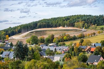 Sanierung der Halde in Raschau wird noch teurer und dauert bis 2024 - Die Sanierung der Halde „Am Knochen“ in Raschau geht auch zeitlich in die Verlängerung - voraussichtlich bis Sommer 2024.