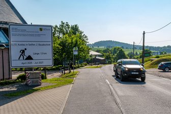 Sanierung der Hauptstraße geht weiter: Dorf im Erzgebirge muss sich auf langfristige Umleitungen einstellen - Der nächste Bauabschnitt zur Erneuerung der Seiffener Hauptstraße beginnt am Montag.