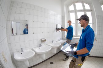 Sanierung der Kemmler-Oberschule in Plauen: Diese Bauarbeiten stehen jetzt an - Peter Neubert (hinten) und Jens Henning von der Firma Weis haben derzeit gut zu tun.