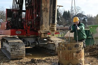 Sanierung der Muldenbrücke in Lunzenau: Bohrpfähle kommen in die Erde - Auf der Baustelle für die Ersatzbrücke in Lunzenau haben Mitarbeiter der Firma Häselbarth Spezialtiefbau aus Zeitz Bohrpfähle gesetzt.