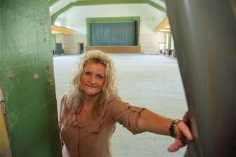 Sanierung der Oelsnitzer Vogtlandsporthalle: Warum alles anders wird - Die scheidende Stadtbaumeisterin Kerstin Zollfrank stellt das Sanierungspaket für die Halle zusammen. Umsetzen wird es ihr Nachfolger.