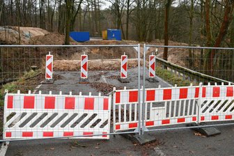 Sanierung der S 242 in Wechselburg verzögert sich um Monate: „Die Ignoranz macht mich wütend“ - Die Baustelle auf der S 242 zwischen Mutzscheroda und Wechselburg bleibt länger, als geplant. Wegen Wassereintritts in der Baugrube ruhen die Arbeiten derzeit. Wohl erst im März soll die Straße wieder freigegeben werden.