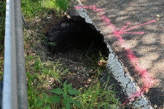 Sanierung der S 242: Von halbseitiger zu Vollsperrung - Die Staatsstraße 242 zwischen Mutzscheroda und Wechselburg war im Juni bei Starkregen unterspült worden.
