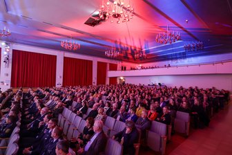 Sanierung der Stadthalle in Meerane: Schon vor Beginn des Millionenprojektes gibt es einen Dämpfer - Blick in den Werner-Bochmann-Saal in der Stadthalle in Meerane. Die Pläne für die Sanierung müssen überarbeitet werden.