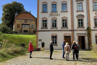Sanierung des Familienhauses von Karl-Schmidt-Rottluff: Eine Mühle lebt auf - Im rechten Teil der Mühle befanden sich die Wohnräume, links die Mahlwerke. Hinten links: das Landhaus, in dem Karl-Schmidt-Rottluff und seine Familie ab 1913 lebten. Dort soll eine Galerie mit Kunstgegenständen Schmidt-Rottluffs einziehen. 