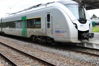 Sanierung des Flöhaer Bahnhofs: Erster Abschnitt ist geschafft - Am Bahnhof Flöha ist die Sanierung der Bahnsteige 3/4 fertig. Jetzt kann man barrierefrei in die Regionalbahn einsteigen.