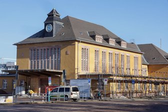 Sanierung des Glauchauer Bahnhofs zieht sich bis zum Sommer - Das Bahnhofsgebäude in Glauchau steht unter Denkmalschutz und feiert 2026 das hundertjährige Bestehen.
