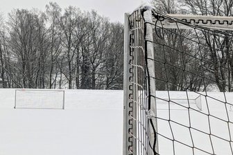 Sanierung des Kunstrasenplatzes: Brand-Erbisdorf hofft auf Zuschuss - Der Sportplatz an der Dammstraße soll saniert werden.
