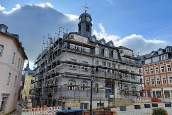 Sanierung des Schwarzenberger Ratskellers: Firmen bekunden großes Interesse an Aufträgen - Der Ratskeller am Schwarzenberger Markt ist eingerüstet. Am und im Gebäude lässt die Stadt Sanierungsarbeiten ausführen.