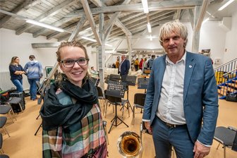 Sanierung des Theater Variabel in Olbernhau abgeschlossen - Hausleiterin Juliane Röber und Bürgermeister Jörg Klaffenbach schauten sich gemeinsam auch den Probenraum an.