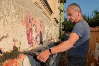 Sanierung des Treuener Juzet: Forderung nach einem Aufzug - Bautenschutz-Fachmann Norman Hein bei Arbeiten am Mauerwerk zur Trockenlegung des Juzet im September. Da das Gebäude einen Aufzug erhalten soll, verzögert sich das Ende der Sanierung weiter.