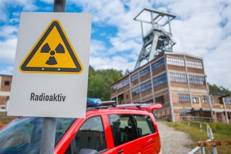 Sanierung des Uranbergbaus in Sachsen: Wie die Wismut ihre Überwachung der Umwelt verbessern will - Die Bergbauanlagen der Wismut – wie hier Schacht 371 in Hartenstein – benötigen eine umfangreiche Sanierung und Nachsorge.
