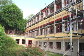 Sanierung eine vogtländischen Grundschule: Mehrere Baustellen auf der Baustelle - Das Gerüst steht. Die Sanierung der Fassade hat begonnen.