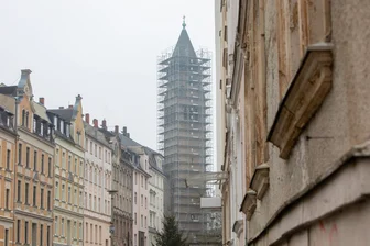 Sanierung einer wichtigen Kirche im Vogtland hat begonnen - Der Turm der Markuskirche ist jetzt bis zum Dach eingerüstet.