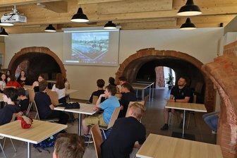 Sanierung für 9 Millonen Euro: Was im Glauchauer Bau-Ausbildungszentrum entstanden ist - Blick in den neuen Clubraum des angrenzenden ÜAZ-Internats, der durch den Umbau des ehemaligen Ziegelei-Ringofens entstanden ist. 