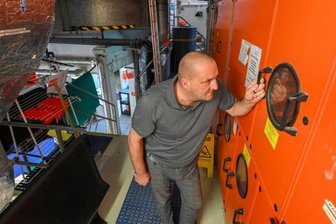 Sanierung im Hallenbad soll kommenden Sommer beginnen - Der Leiter des Hallenbades Limbomar in Limbach-Oberfrohna, Dirk Schuler, prüft die Funktion der Klimaanlage. Im nächsten Jahr soll im Haus saniert werden. 