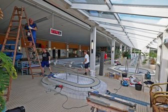 Sanierung im HOT-Badeland: "Die Badegäste werden den Unterschied merken" - Wo sich sonst Wasserratten tummeln, sind jetzt Handwerker bei der Arbeit. Die Schwimmhalle wird saniert und gründlich geputzt. Das Wassertretbecken erhält neue Fliesen.