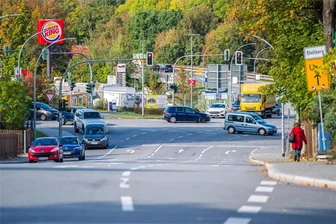Sanierung im Rekordtempo: Ortsumfahrung in Aue kurz nach Sperrung schon wieder frei - An der Dr.-Otto-Nuschke-Straße in Aue ist diese Woche im Bereich zwischen McDonalds-Kreuzung und Gartenstraße nur kurzzeitig gebaut worden.