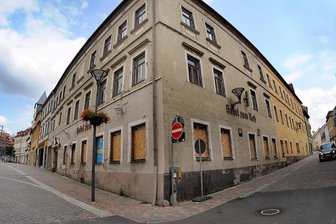 Sanierung in Frankenberg - Hotel "Zum Ross" wird zum Geschäftshaus - <p class="artikelinhalt">Das seit mehr als 15 Jahren leer stehende frühere Hotel "Zum Ross" am Markt in Frankenberg soll nun saniert werden. Der Stadtrat dem Vorhaben der Verwaltung bereits zugestimmt, eine Baugenehmigung soll nun beantragt werden. </p>