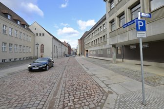 Sanierung in Zwickau abgeschlossen: Pflastersteine statt Asphalt in der Peter-Breuer-Straße - Es dauerte nicht lange, da nahmen die Autofahrer die Peter-Breuer-Straße in Besitz.