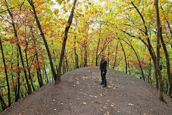 Sanierung Kaisergrubenhalde Gersdorf: Umweltsünde und Steuerverschwendung - Kai Friedrich auf den Haldenkopf der Kaisergrubenhalde in Gersdorf. Der Gemeinderat empfindet die geplante Sanierung als Umweltsünde, denn dort habe sich ein gesunder Mischwald entwickelt.