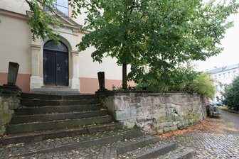 Sanierung: Kirchenmauer der Lichtensteiner St. Laurentiuskirche wird erneuert - Der Eingangsbereich der Laurentiuskirche wird sich verändern. Sträucher, Linden und die beiden Postamente an der obersten Stufe, die erst später hinzugefügt wurden, kommen weg, die Mauer wird erneuert.