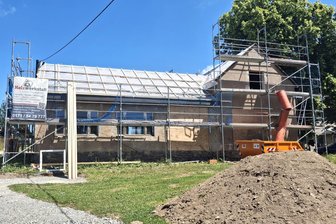 Sanierung mit Herz: Görbersdorfer packen gemeinsam an - Derzeit wird die Bauhülle des ehemaligen Kindergartens in Görbersdorf erneuert.