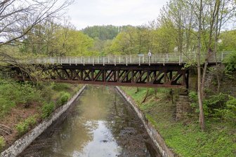 Sanierung oder Neubau? Gemeinderat Kriebstein ringt um historische Eisenbahnbrücke - Die genietete Stahlfachwerkbrücke spannt sich über die Zschopau – mitten im europäischen Schutzgebiet „Tal der Zschopau“.