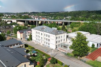 Sanierung scheibchenweise: Warum in der Oberschule Leubnitz in den Ferien immer Hochbetrieb herrscht - In den Schulstandort Leubnitz steckt die Kommune viel Geld. Nicht nur in der Oberschule, auch in der benachbarten Grundschule finden Bauarbeiten statt. Dort läuft derzeit die brandschutztechnische Ertüchtigung des Gebäudes.