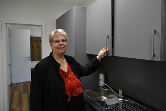 Sanierung verleiht Begegnungsstätte Wechselburg neuen Glanz: Mehr Komfort und Gemütlichkeit - Die Begegnungsstätte in Wechselburg ist einmal sprichwörtlich von rechts auf links gedreht worden. Erneuert wurden unter anderem die Fußböden und die Küche, auf die Bauamtsleiterin Simone Lange richtig stolz ist.
