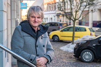 Sanierung von Einkaufsstraße im Erzgebirge: So will Olbernhau die Händler überzeugen - Jörg Klaffenbach an der Inneren Grünthaler Straße, er will die Händler einbeziehen.