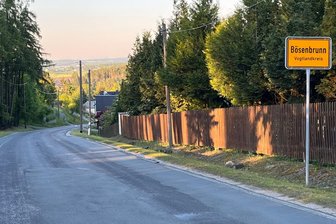 Sanierung von kaputter Straße in Bösenbrunn: Wichtige Frage offen - Am Ortseingang aus Richtung Bobenneukirchen (Foto) soll 2026 der Bau in Bösenbrunn beginnen.