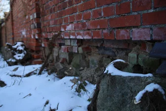 Sanierung würde 20 Millionen Euro kosten: Wackelige Friedhofsmauer lässt Träume von Wilkau-Haßlauer Grundschule platzen - Die Mauer aus Klinkersteinen steht auf einem kaputten Fundament.