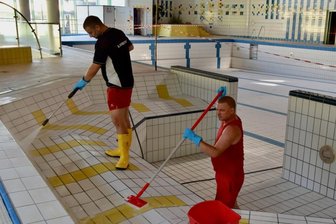 Sanierungsarbeiten im Limbomar dauern länger als geplant - Die Mitarbeiter Jörg Wehner (links) und Sören Achmann reinigen in dieser Woche unter anderem die Becken im Limbomar.