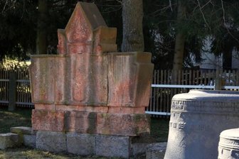 Sanierungspläne für Neuwelter Denkmal - So sieht das wohl aus behauenen Porphyrblöcken bestehende Denkmal auf dem Kirchhof in Neuwelt jetzt aus. Im Zuge der Restaurierung soll es wegen Baumwurzeln im hinteren Sockelbereich etwas versetzt werden. 