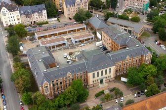 Sanierungsstau im Polizeirevier: Eine Zumutung für die Beamten? - Ein Blick auf das 123 Jahre alte Polizeigebäude in Plauen. Die Garagen sollen ab Oktober nutzbar sein. Und die Sanierung? Vielleicht ab 2023.