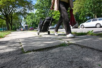 Sanierungsstau in Millionenhöhe: Viele Fußwege in Chemnitz sind Stolperfallen - Knapp 200.000 Quadratmeter Fußwegfläche in der Stadt müssten dringend saniert werden. Holprig wird es beispielsweise auf der Promenadenstraße.