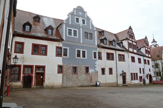 Sanierungsvorhaben am Schloss Glauchau stehen auf der Kippe - Ein Muster im Innenhof von Forderglauchau zeigt, wie die Fassade mal aussehen soll.