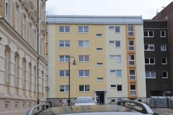 Sanierungswelle auf dem Sonnenberg - An der Tschaikowskistraße zeigen sich erste Teile eines von der GGG modernisierten Fünfgeschossers in neuen, freundlichen Farben.