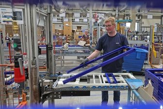 Sanitärfirma Geberit investiert Millionenbetrag in St. Egidien - Geberit-Mitarbeiter Steve Nicolaus fertigt Rahmen für Sanitärinstallationen. Das Unternehmen wird sein Geschäft nun ausbauen.