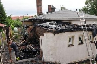 Sanitärtrakt brennt in Gartenanlage ab - Der Sanitäranbau wurde durch das Feuer zerstört.