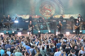Santiano in Zwickau: Fünf Zugaben und eine politische Ansage - Mitklatschen ist Pflicht: Die Santiano-Musiker konnten auch in Zwickau auf die Mitwirkung des Publikums bauen.
