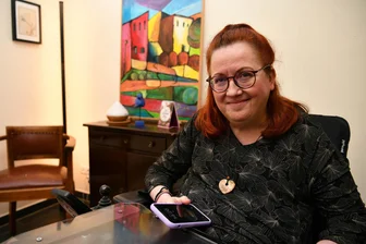 Sara Pützschels Weg von der Pfarrerin zur Lebensberaterin: Ein Leben im Rollstuhl, aber voller Tatendrang - Sara Pützschel ist Theologin und Pfarrerin - und bietet trotz ihrer Erkrankung in Chursdorf psychologische Beratung an.
