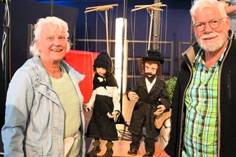 Sarah und Abraham halten Einzug bei den sächsischen Israelfreunden - Albertus Adam Posthumus und Riet Posthumus brachten zwei Marionetten für die Ausstellung mit.