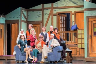 Sardinen, Slapstick, Szenenapplaus: „Der nackte Wahnsinn“ regiert in Freiberg mit kontrolliertem Chaos - In der Farce „Der nackte Wahnsinn“ spielen Schauspieler Schauspieler, die Schauspieler spielen.